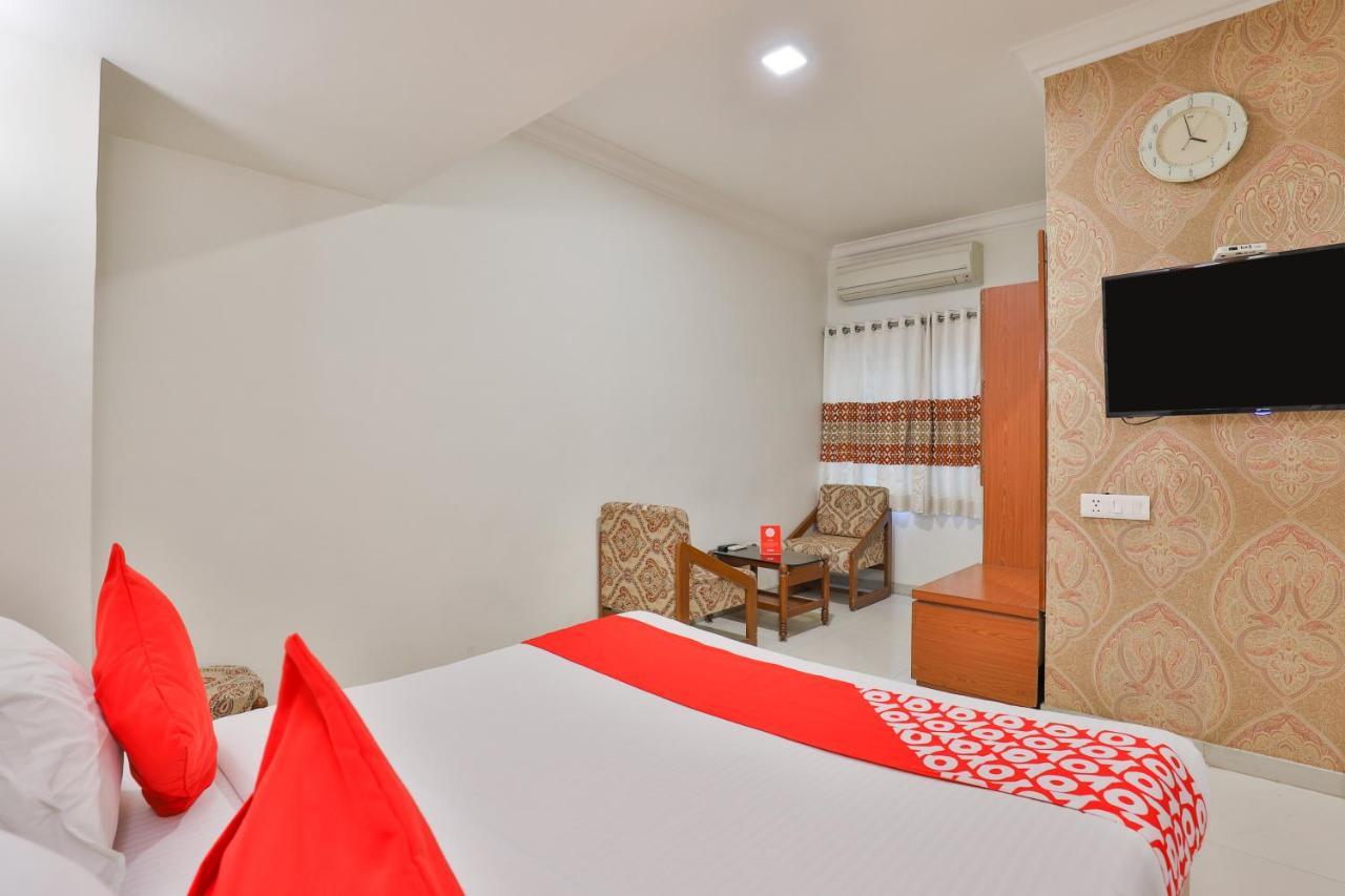 Oyo 2351 Hotel Golden Plaza Ahmedabad Luaran gambar