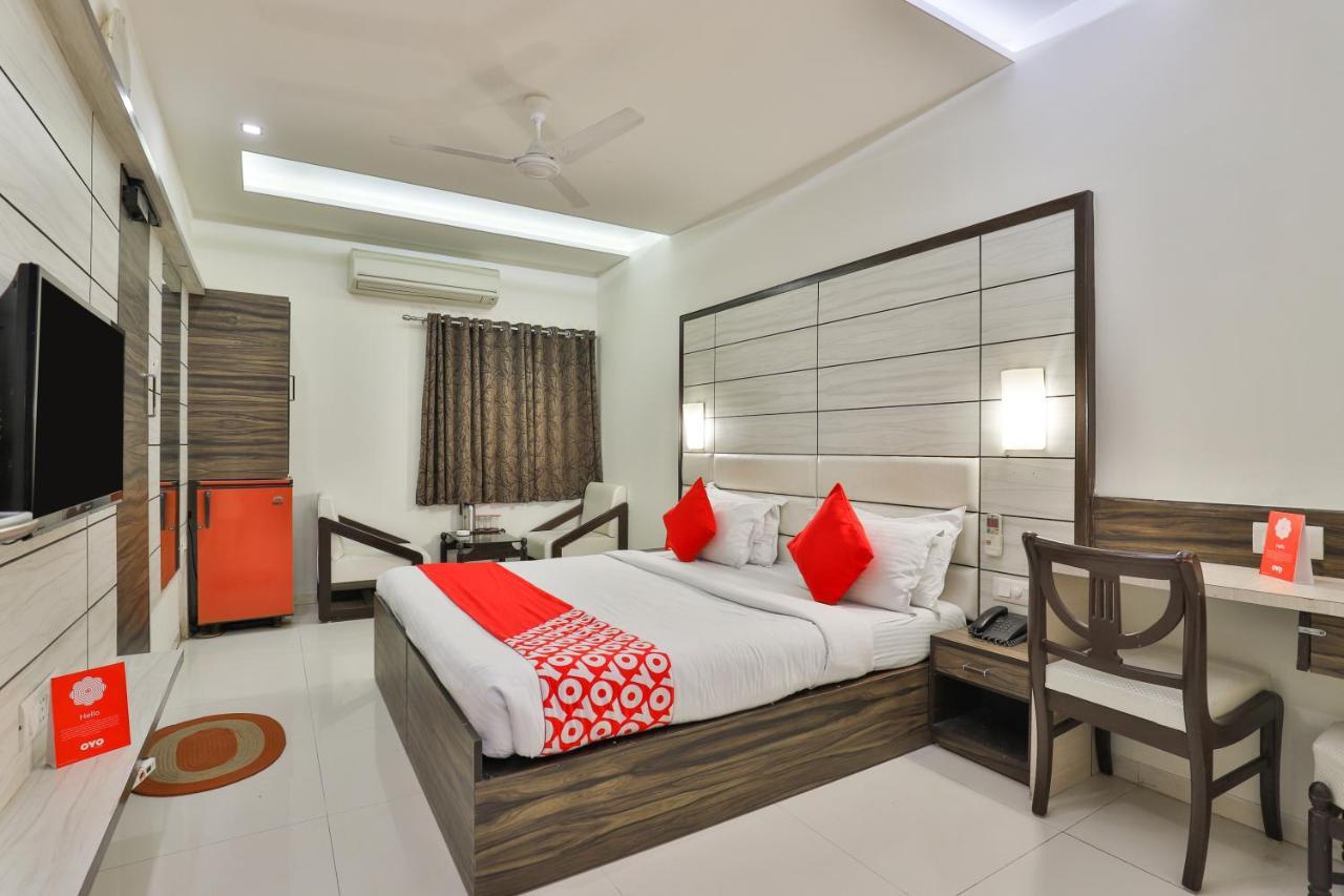 Oyo 2351 Hotel Golden Plaza Ahmedabad Luaran gambar