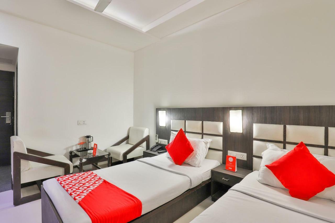 Oyo 2351 Hotel Golden Plaza Ahmedabad Luaran gambar
