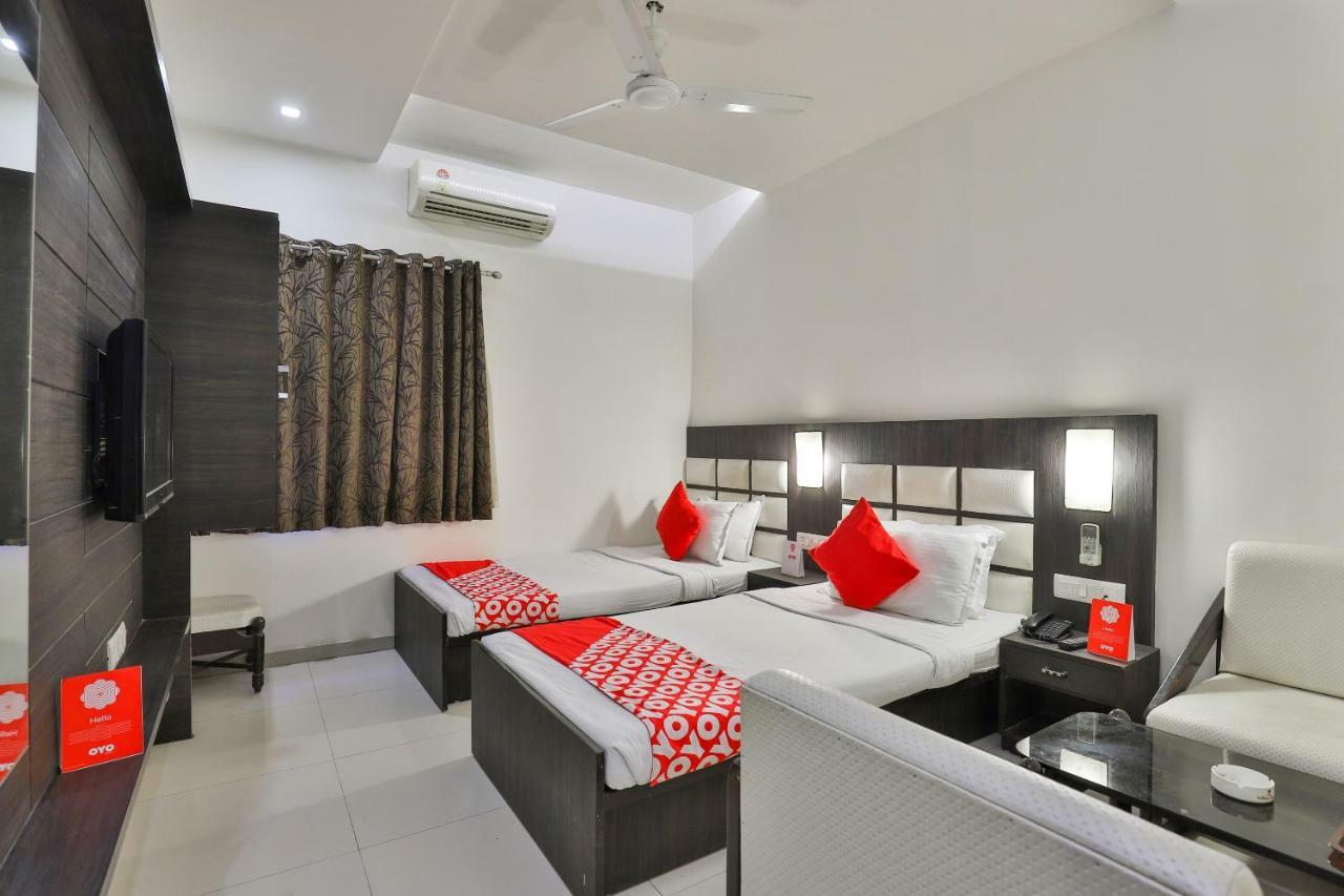 Oyo 2351 Hotel Golden Plaza Ahmedabad Luaran gambar